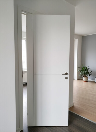 işlenmiş seyf qapi: Ağ rəngli interyer qapıları – minimal dizayn - Model: hamar səthli