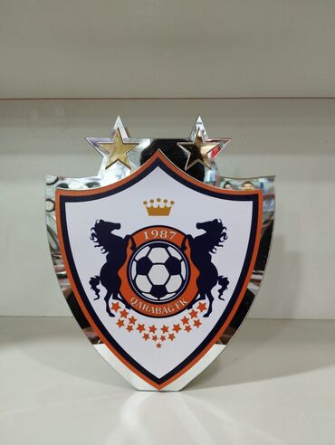 halqa ile qarin eritmek: Qarabağ FK-nın loqosu əks olunan, dekorativ stend şəklində suvenir