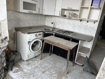Mətbəx mebeli: Evdə təmirdi mebel dəsti satılır. Qaz peçi üzərində qalır. Unvan