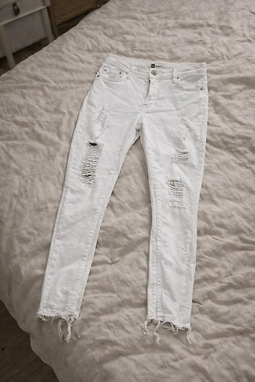 ps baletanke: Beli ženski skinny farmerki sa pocepanim detaljima - Model — 1