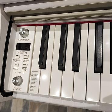 Musiqi alətləri: Elektro piano Kurzweil M 90 Polifoniya:64 Klaviçlər:88 Səslər:16 — 3