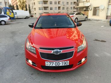 Chevrolet: Chevrolet Cruze sedan – parlaq qırmızı rəngdə, idman görünüşlü paket — 3