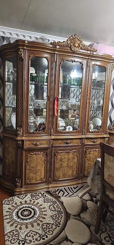 Klassik üslubda qonaq otağı üçün vitrin-bufet dəsti - Material: ağac