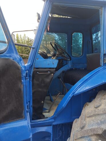 Traktorlar: BELARUS 80.1 təkərli traktor Xüsusiyyətlər: - Güclü dizel mühərrik — 5