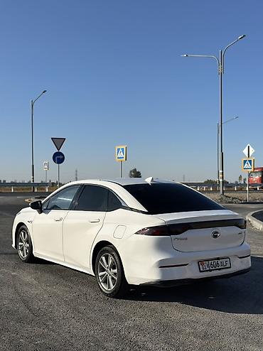 айнек стекло: GAC Aion S — электрический седан белого цвета. SOH 91 Запас хода с — 5