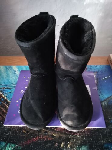 черная обувь: Женские зимние угги в хорошем состоянии. Длина подошвы 24см. Размер не
