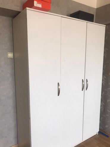 Kreslolar: Açılan, 3 qapılı Düz dolab, Qarderob, paltar dolabı