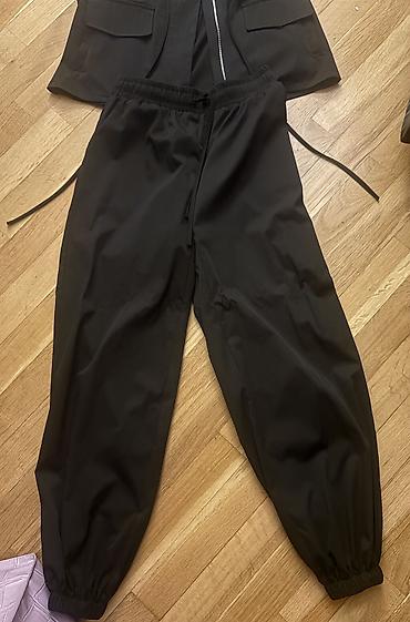 idman dəsdi: Qara iki hissəli geyim dəsti: - Üst: fermuarlı, çoxcibli sleeveless — 2