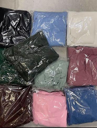 kofer deciji: Komplet majica na jednonrame u pero i skroke pantalone sa elasticnim — 2