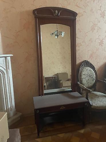 doşəmə ustu guzgu: Klassik üslubda taxta masası və iri güzgü komplekti. - Material: tünd — 1