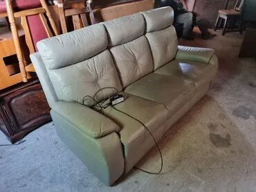 Sofe i kaučevi: Odlican kozni trosed ima napajanje strujom i svoj adapter za sklapanje na lalafo.rs — 3 Sofe i kaučevi: Odlican kozni trosed ima napajanje strujom i svoj adapter za sklapanje — 3