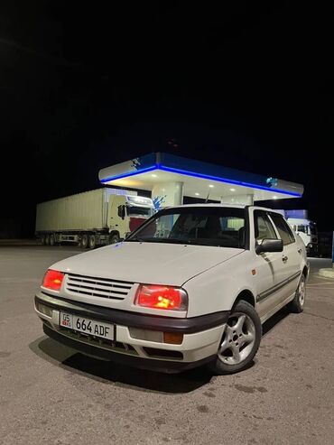 продаю лт: Volkswagen Vento: 1993 г., 1.8 л, Механика, Бензин, Седан