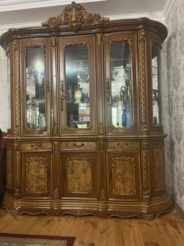 suse guzgu: Klassik üslubda böyük vitrin-bufet - Material: təbii ağac əsaslı