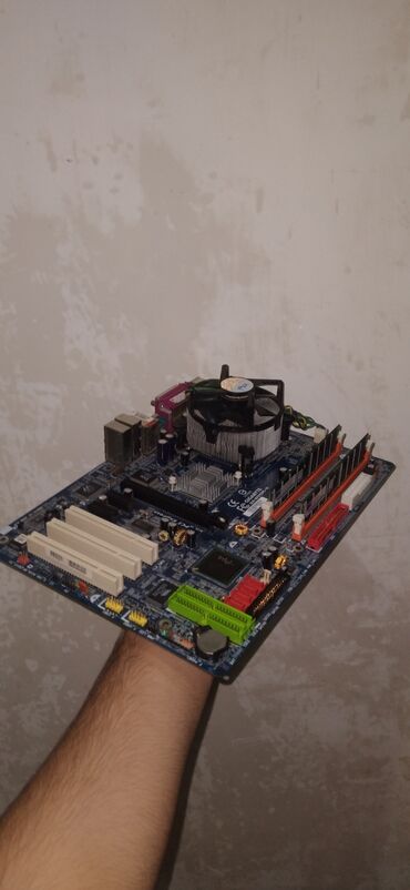 Kompüter ehtiyyat hissələri: Gigabyte GA-8I915PL-G anakarti – komplekt8 Xüsusiyyətlər: - Çipset