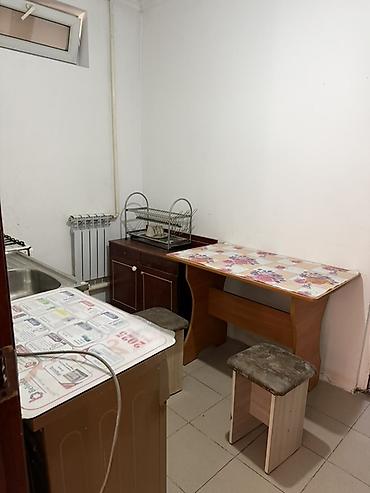 Долгосрочная аренда комнат: Сдается простая меблированная комната с отдельной кухней. Планировка — 9