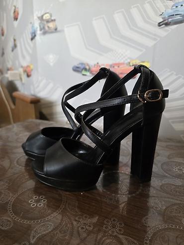 Basanoşka və səndəllər: Qadın yüksək dabanlı sandal – qara rəng az islenmis. real alana — 2