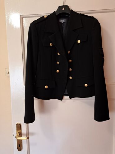 Sakoi: Crni blejzer sa dvorednim kopčanjem i zlatnim dugmadima - Model — 8