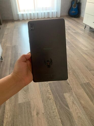 Masaüstü kompüterlər və iş stansiyaları: Blackview markalı qara rəngli planşet. Onun arxa tərəfində Blackview