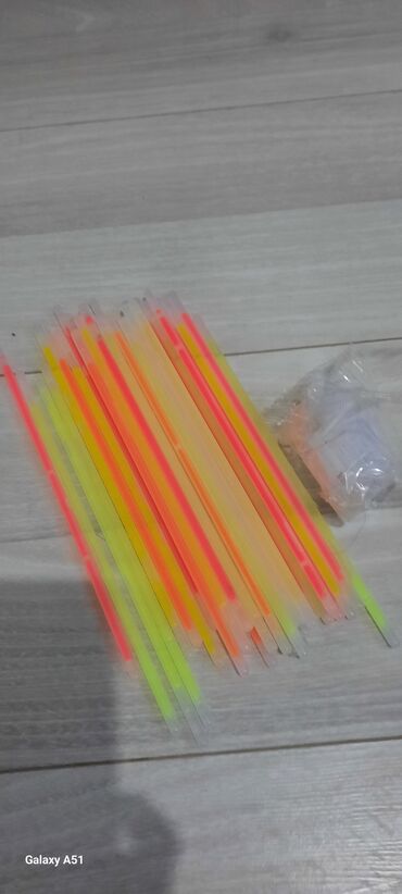 Игрушки: Свечашие палочки 30 штук, красный, зелёныйжолтый,аранжывыйсиние