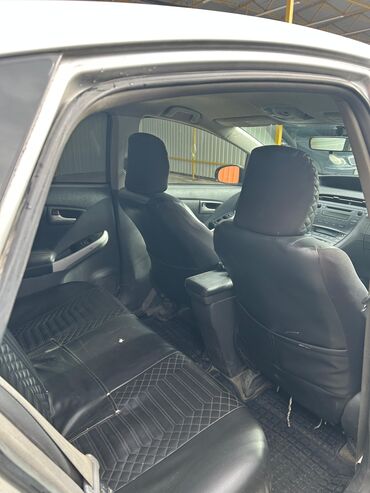 Toyota: Toyota Prius Hybrid – gümüş rəng, sedan/hatchback kuzov. Texniki və — 7