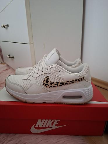 irregular choice srbija: Nike patike – bele sa animal print Swoosh detaljem - Model sa — 1