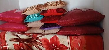 Pastel dəstləri: Rəngarəng yataq dəsti və dekor yastıqları paketi Məhsulun tərkibi: - — 2