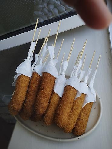 хруст: Корндоги на шпажках - Аппетитные корндоги: сочная сосиска, покрытая — 1