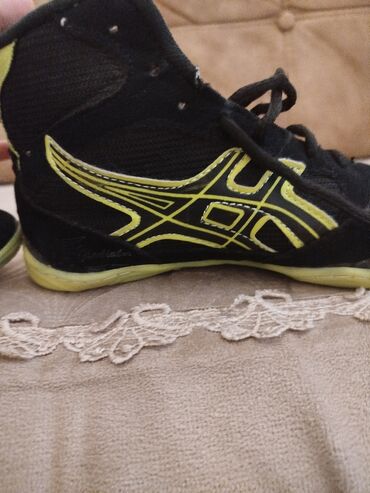 asics: - İdman ayaqqabısı, qara rəngdə, floresan-sarı detallarla - Yüksək