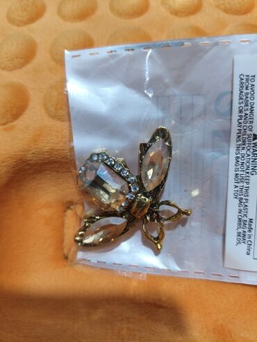 Наборы украшений: Набор бижутерии и аксессуаров Состав: - Брошь в форме пера — 20