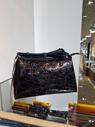 Женская сумка через плечо из лакированной кожи с тиснением под кроко