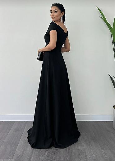 qara halile: Zərif və klassik üslubda uzun qara ziyafət libası. Model çiyinləri — 2