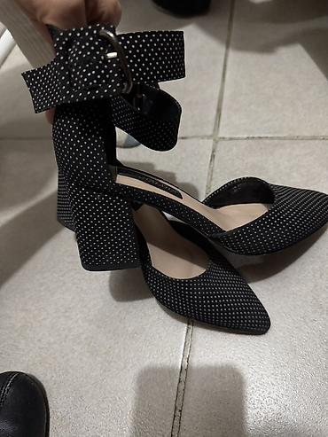 Босоножки, сандалии, шлепанцы: Две пары женских шлёпанцев. 1) Белые мюли JING PIN NV XIE - Размер — 10