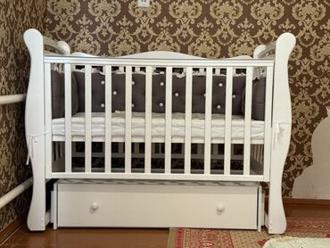 кроватки для детского сада: Белая детская кроватка с изогнутыми бортиками, оснащенная выдвижным