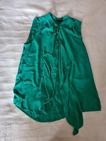 bs duks: H&M ženska bezrukavna bluza u smaragdno zelenoj boji. - Model — 1