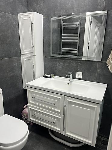 Ev və bağ: Ağ rəngli vanna otağı mebel dəsti - Üzlüklü keramika/lavabo üstlü — 1