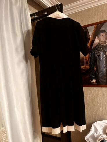 Şortlar: Qara rəngli klassik don - Dizayn: Kontrast detallı – ön və arxa