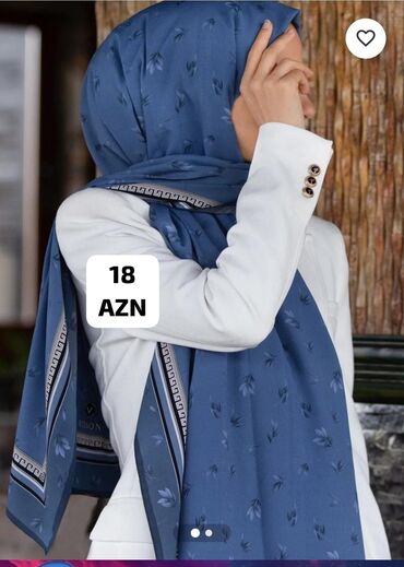 Hicab: Zərif dizaynlı, mavi rəngli baş örtüyü. Üzərində incə naxışlar var