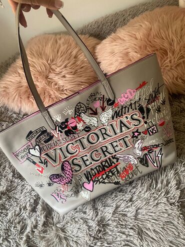 Lične stvari: Victoria’s Secret kozna original torba, plus poklon gratis