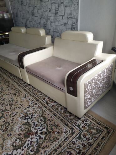 тройка диван: Диван-кровать, цвет - Бежевый, Б/у