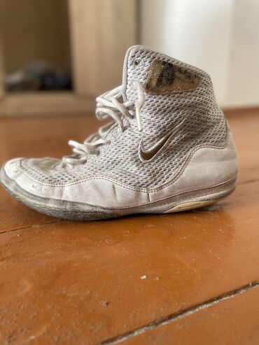 красовки спортивные: Мужские кроссовки, 40, Nike, Б/у, цвет - Белый, Самовывоз