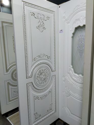 otağ qapları: Ağ rəngli, oyma naxışlı daxili qapı paneli. Bu qapı paneli klassik