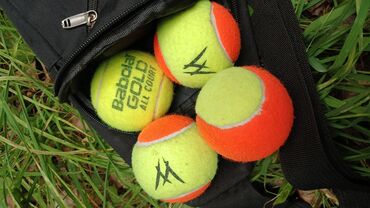 магазин футбольных мячей: Четыре тенессных мячей для игры большого тенсса. 3 оранжева-салатовых