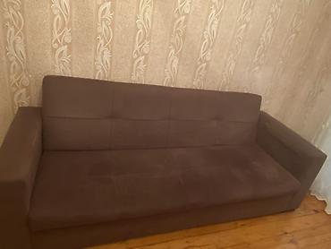 brezent parca: Qəhvəyi rəngdə, minimal dizaynlı üç yerlik divan. Xüsusiyyətlər: - — 1