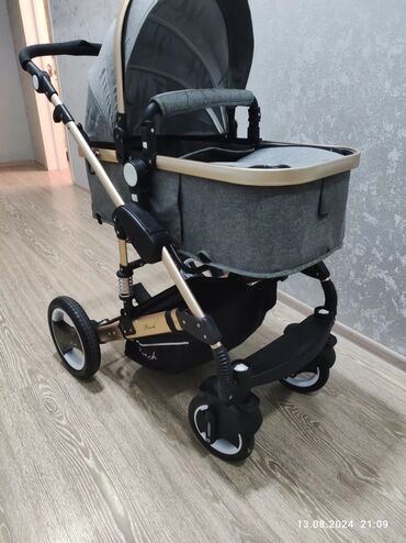 qiz ucun botlar: Çıxarıla bilən beşikli araba