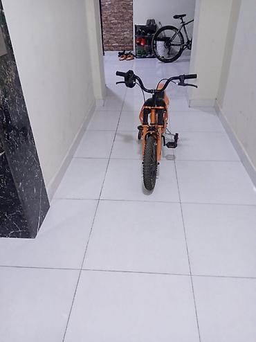Uşaq velosipedi – idman motosikleti üslubunda, portağal rəngli