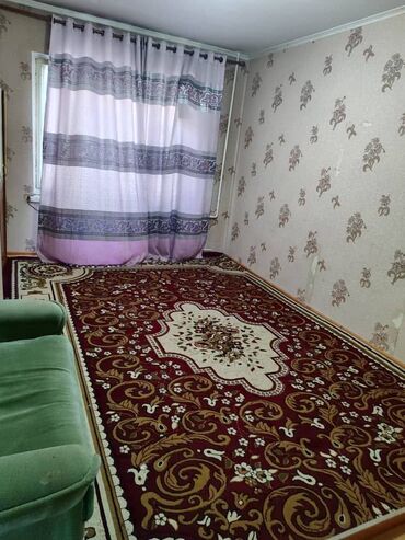 срочно продаётся 1 комнатная квартира в районе ошского рынка по улице молодая гвардия токтогула: 2 комнаты, 50 м², 105 серия, 1 этаж, Старый ремонт