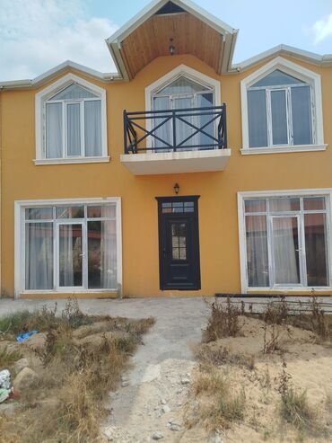 купить бак для воды: İki mərtəbəli fərdi yaşayış evi - Memarlıq: Sarı fasadlı, simmetrik