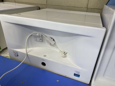 моечная ванна: Белая керамическая раковина с тумбой. Подходит для ванных комнат и