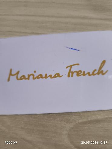 vitrin panel: Mariana Trench brendi üçün dekorativ lövhə/etiket - Üzərində qızılı — 1