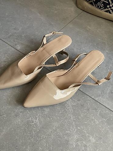 Бежевые женские мюли-лодочки на невысоком каблуке (kitten heel). -